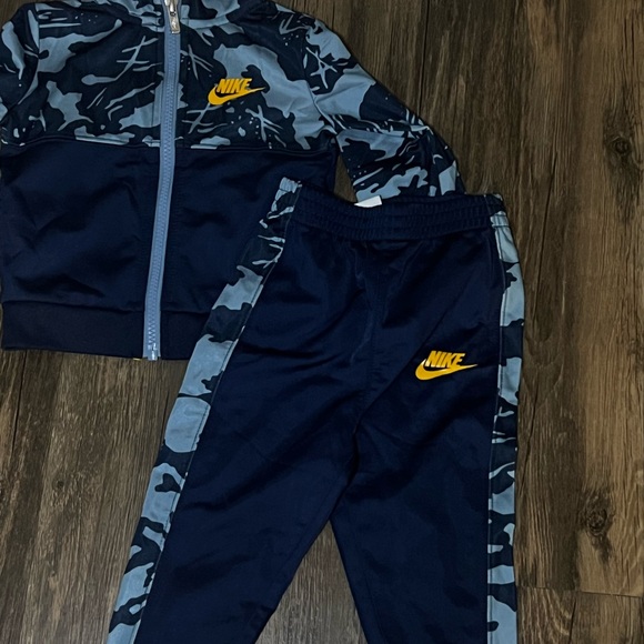 Nike Toddler Boy Multi-Color Hoodie and Jogger Collection - Picture 10 of 11